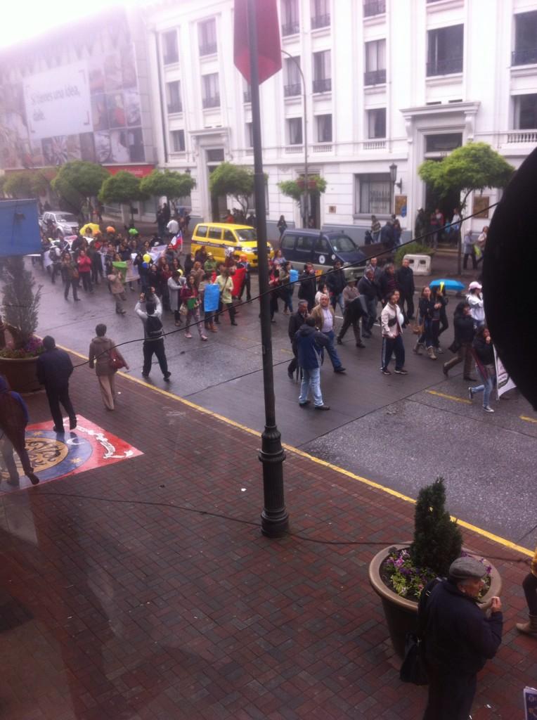 bomba9cbt's tweet photo. RT @julietvillac
Enorme #MarchadeProfes en #Concepcion Los profes en la calle para ser escuchados @biobio http://t.co/baf19eKMfN