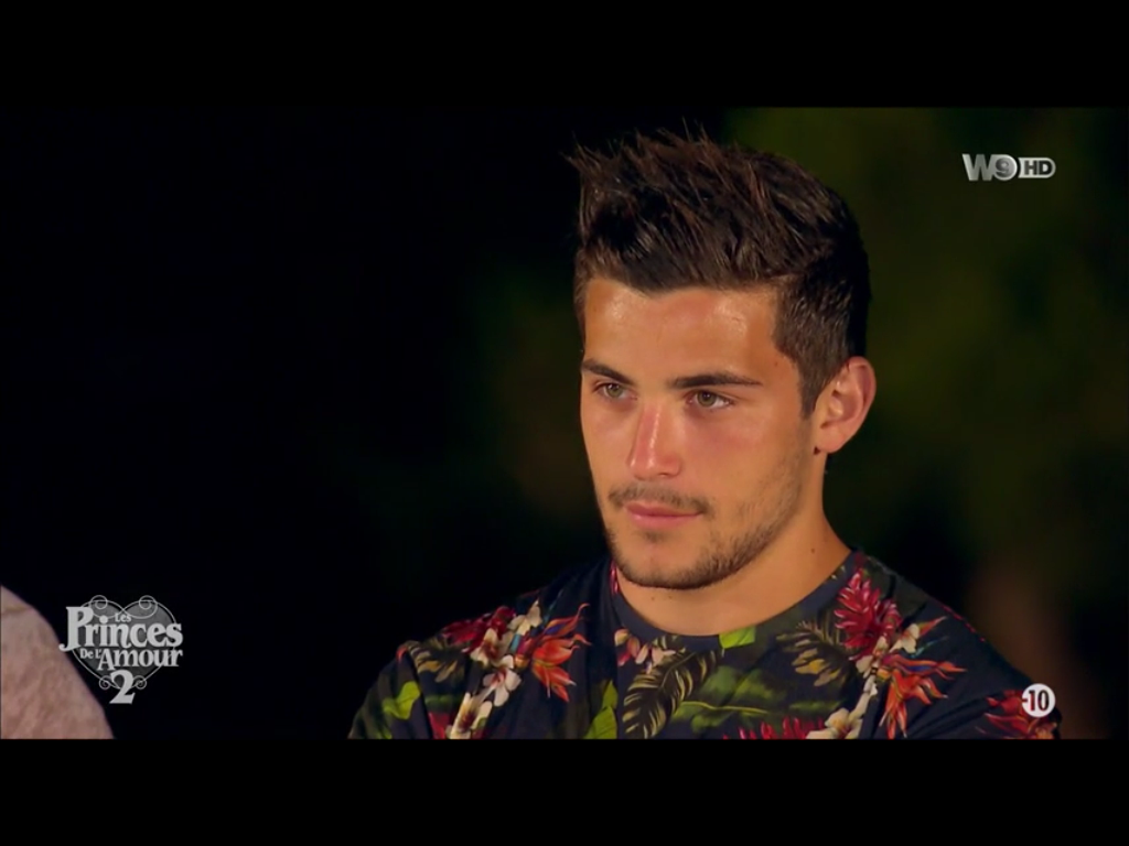 OnRateRien's tweet photo. "Note ton adresse, un taxi pour ton retour!" Pourtant @anthony_LPDLA2 a l'air partant! Joy #LPDLA2 #OnRateRien @W9 http://t.co/67hzC8F4Bg