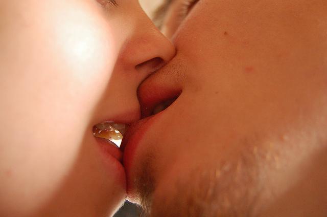 QuoRevista's tweet photo. Un beso esconde más de 80 millones de bacterias http://t.co/cY8u5WTmC4 en @Fogonazos | #QUOblogs http://t.co/KBjnBrMKow