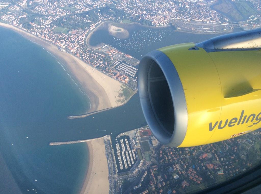 Jaivs's tweet photo. El río Bidasoa separa Hondarribia de Hendaye. Aeropuerto de San Sebastián #VuelingClick #hondarribia #EAS #LESO http://t.co/MdJckxn5RR