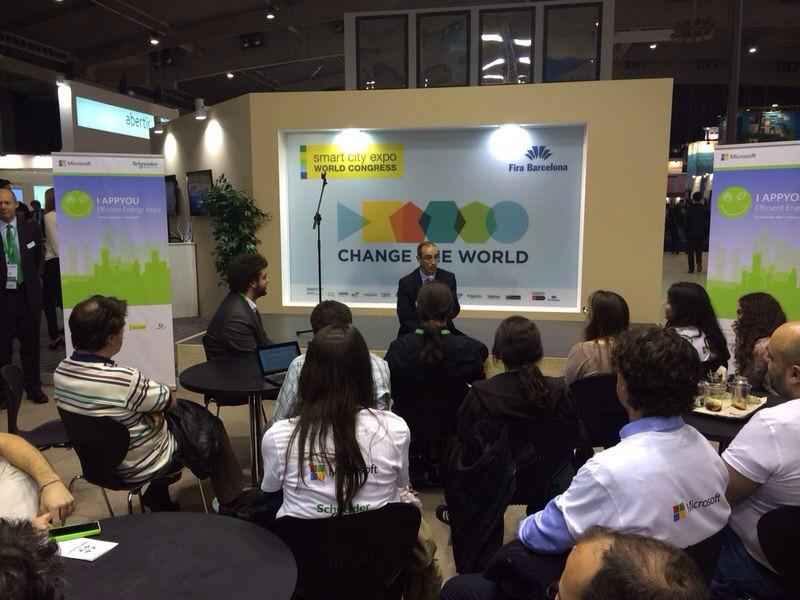 SchneiderES's tweet photo. A.Vives @BCN_HabitatUrba manifiesta a los participantes en el #appathon las necesidades de la ciudad #SmartCityExpo http://t.co/9uDCngJC6o