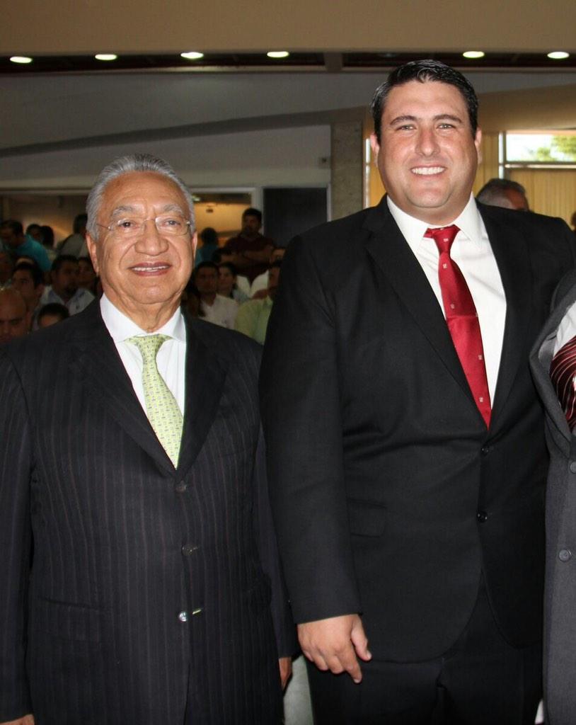 RicardoBarrosoA's tweet photo. Gracias @IsaiasSiCumple por acompañarme en la develación del nombre de mi Abuelo Félix Agramont en el @CongresoBCS http://t.co/Q0hBIzJ2Re