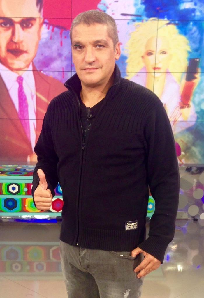 gusgonzalves's tweet photo. Hoy en @salvameoficial con chaqueta de @SEAPORT_TEMPO http://t.co/ppOWeD5oDy