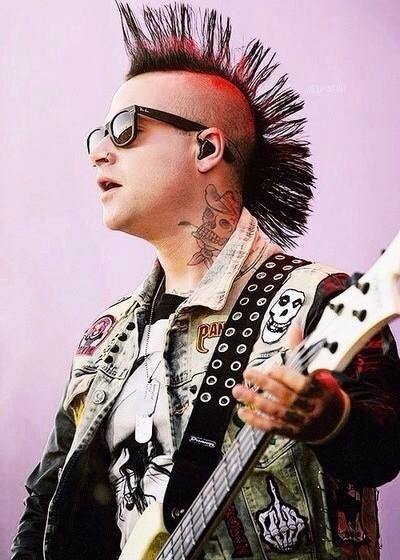 Happy 30th birthday to my favorite bassist Johnny Christ. 