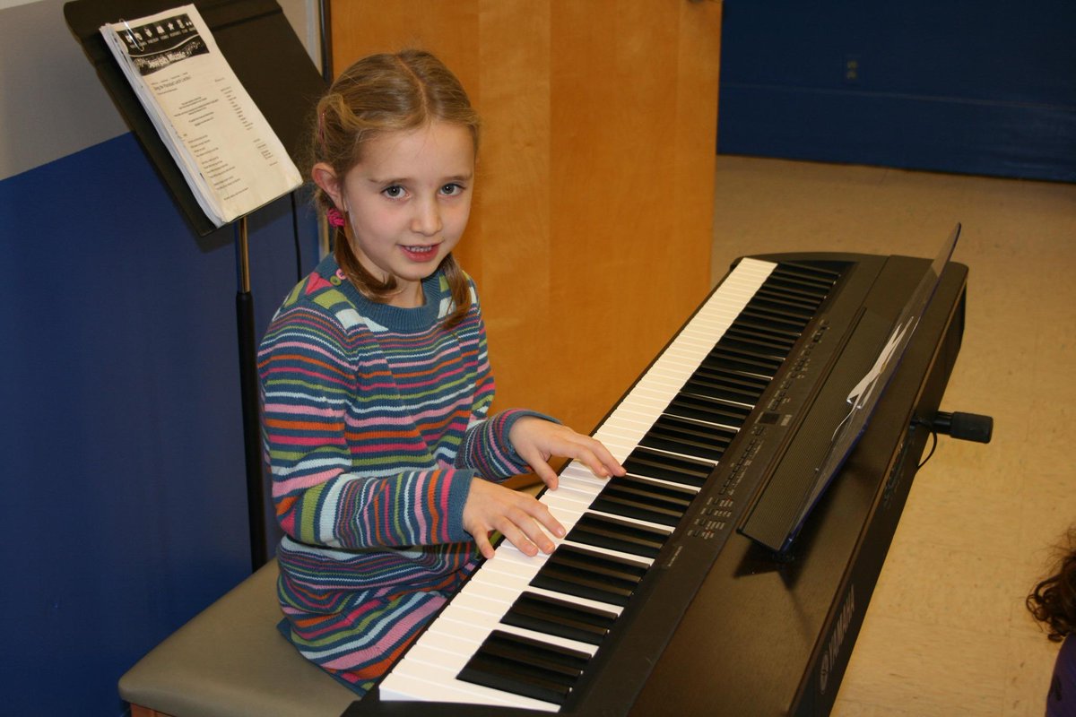 HillelCDS's tweet photo. That's one talented kindergartner!  Terrific job by the whole kindergarten class entertaining us for Tuesday Talents http://t.co/2OfEKhxJdG