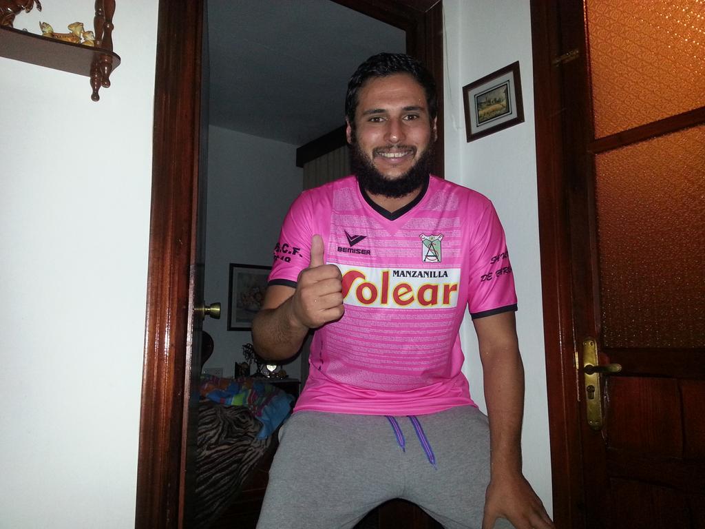 Terren88's tweet photo. Con la mítica camiseta del At Sanluqueño que logró el ascenso a segunda b! Jaja http://t.co/qDkQG2WMWW