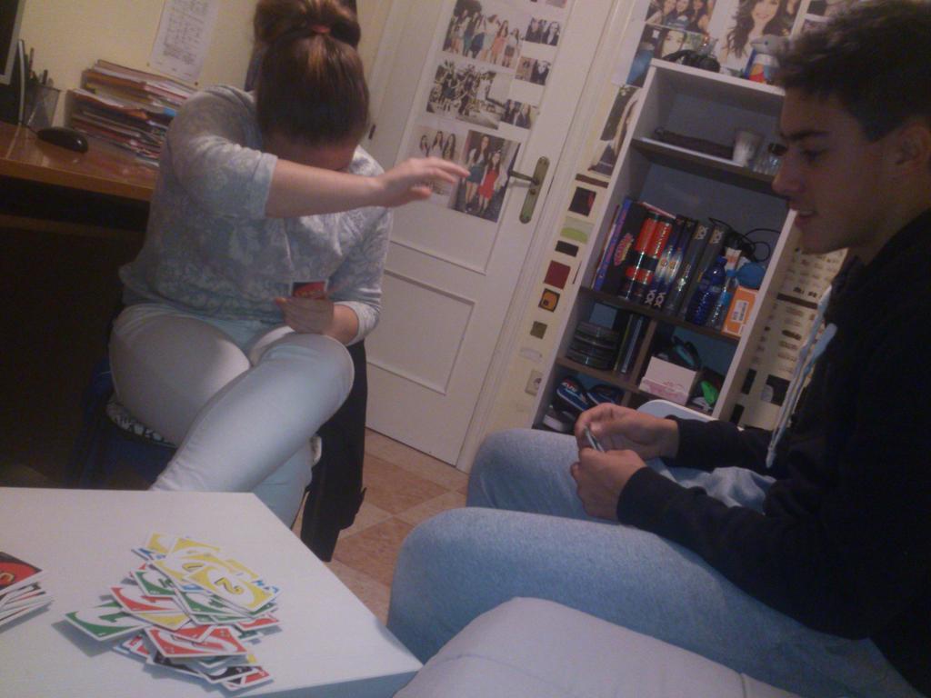 pablopaulo13's tweet photo. jugando al uno 😃 con @ainhoamarin_ @David10Lavall http://t.co/zU2NaBjb1q