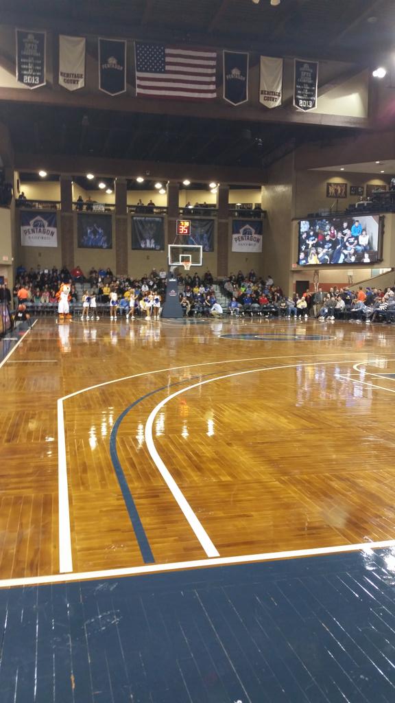 Sherifffiddyfoo's tweet photo. Courtside Memphis Wichita St. See if I finally make ESPN. #doublestankyleg http://t.co/kfgSAGuBIq