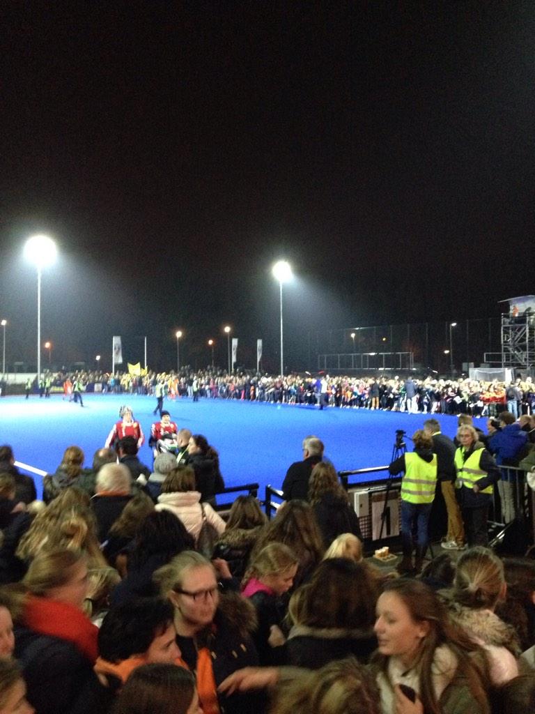 Eindstand hockeydamesteam nl-du is 3-2. We hebben gewonnen! Kids nu handtekening jagen ...