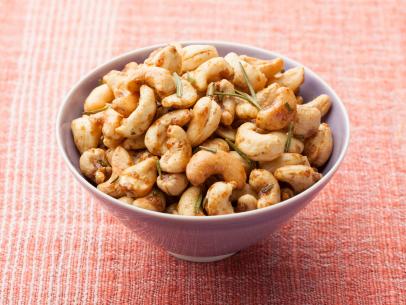 lenlibbys_candy's tweet photo. @ME_FoodieTours @CityPortland @news_leader #Rosemary Roasted #Cashews for Thanksgiving hosts or guests! http://t.co/HRCjk6uS95