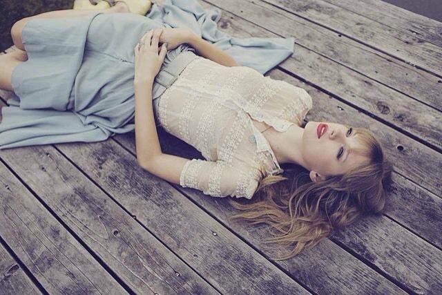 swiftinspires's tweet photo. RT FOR THE RED PHOTO SHOOT OUTTAKES. #MTVStars Taylor Swift http://t.co/8pwIaB2hal