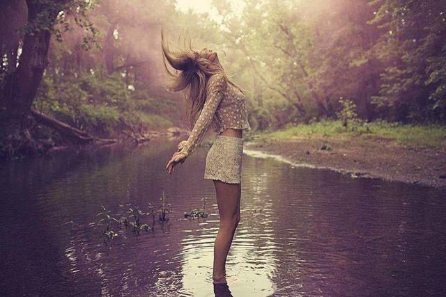 swiftinspires's tweet photo. RT FOR THE RED PHOTO SHOOT OUTTAKES. #MTVStars Taylor Swift http://t.co/8pwIaB2hal