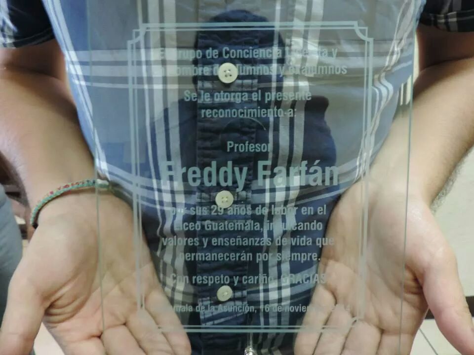 ConcienciaLG's tweet photo. Familia Marista y Liceista les compartimos una foto de la plaqueta que se le dio en reconocimiento a Farfán http://t.co/KKT2YrFBUB