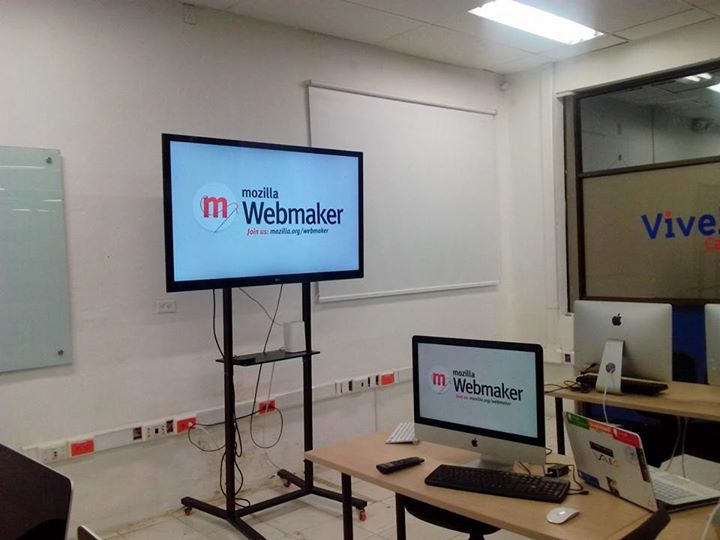 CaribeMesh's tweet photo. Preparando todo para el #WebmakerPartyCTG2014!! Mañana desde las 2:00pm!! cc. @mozillacolombia http://t.co/LAxYTrBKzC