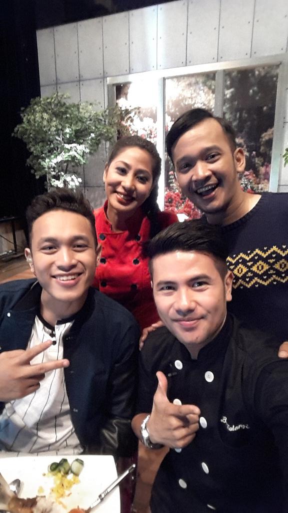 Selfie di sela sela shoot <a href="/HokiKoki_RCTI/">Hoki Koki</a> <a href="/GilangDirga/">ً</a> <a href="/ruben_onsu/">Ruben Onsu</a> <a href="/winnie_bunny/">Winnie Kusumawardani</a>