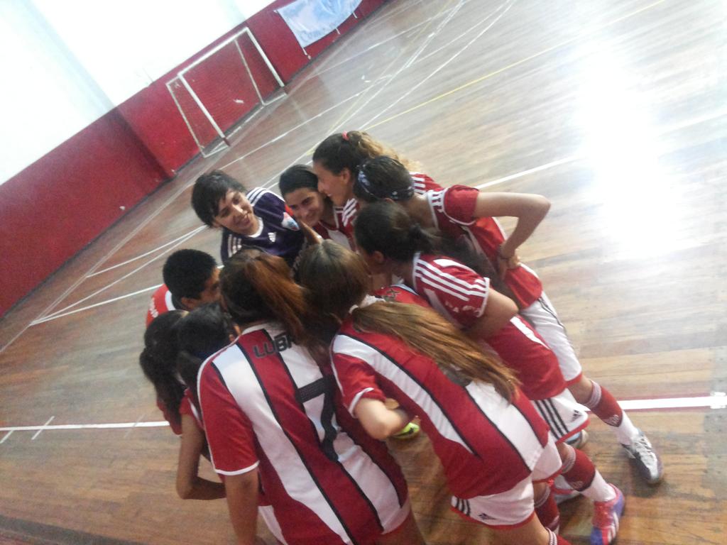 RiverFutsalFem's tweet photo. Ya arranco la tira de #FutsalFemenino en #River. Gano la 4ta vs @Kimberleyfutfem por 6 a 1. http://t.co/6uAT7PvjyI