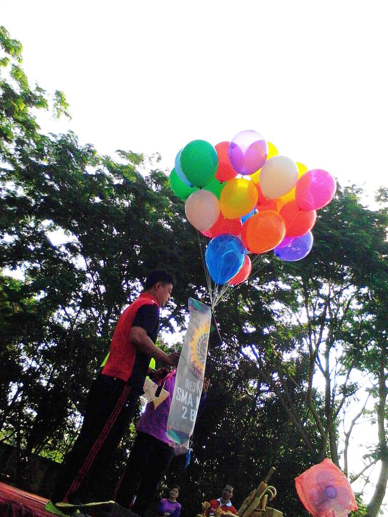 SMADABLITAR09's tweet photo. Pelepasan balon min, pfft RT @infoKHARISMA: Pemotongan balon oleh Bapak Eko Sulistyo selaku wakasek kesiswaan http://t.co/c2Pqa4fH96