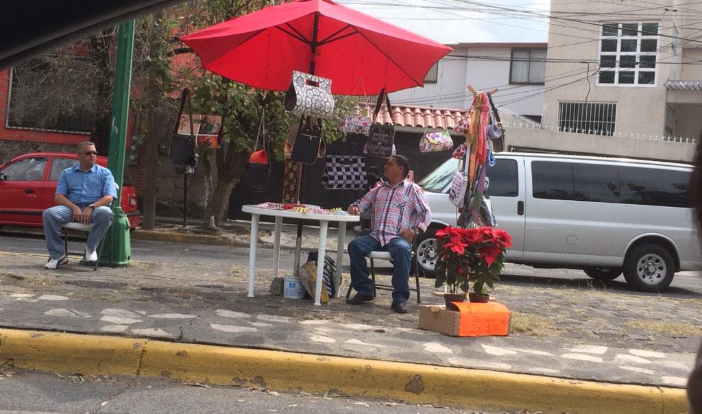 jva1717's tweet photo. Policías permiten vendedores ilegales suprema oradores corrupción tacos,mudanzas hacen fortunas http://t.co/Bbrk6K7Q2t