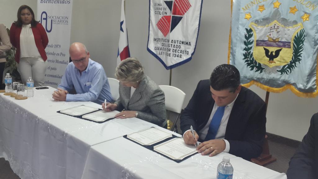 ColonAlcaldia's tweet photo. Alcalde @FedePolicani recibe a la alcaldesa de Houston @AnniseParker, para firmar un Convenio de Cooperación. http://t.co/64jUmWKTil
