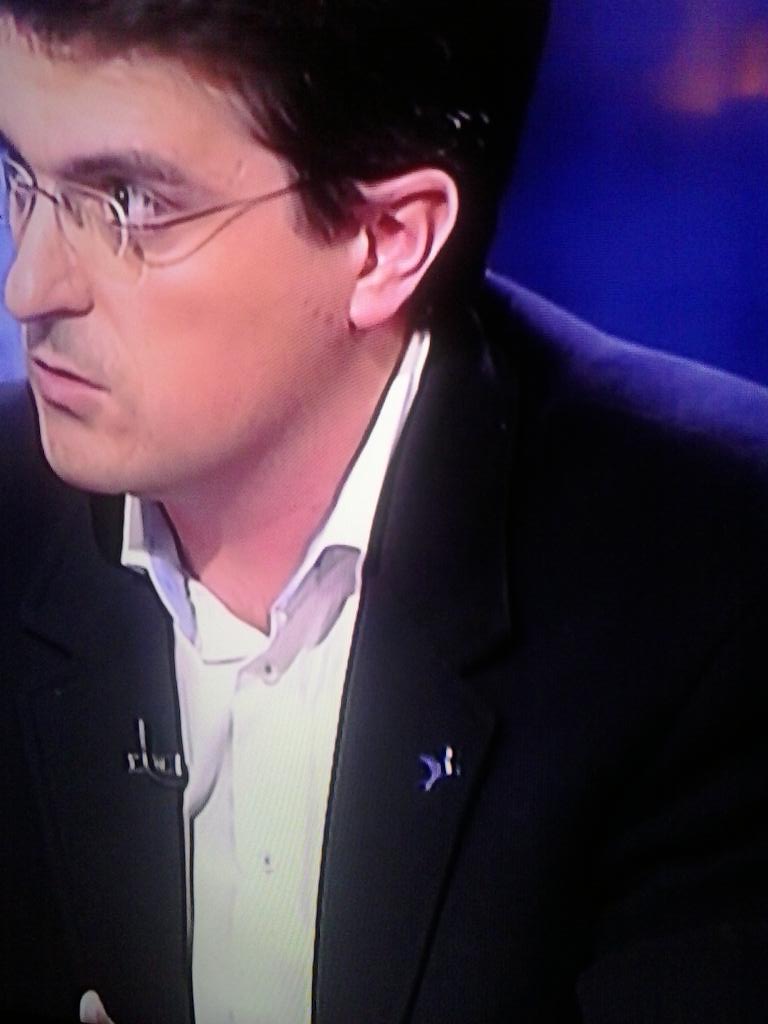 AsunSEO's tweet photo. Energy expert talking about Spanish #energycorruption @jorpow wears @BirdLife_News pin @el_intermedio http://t.co/eOqc5DgJ0R