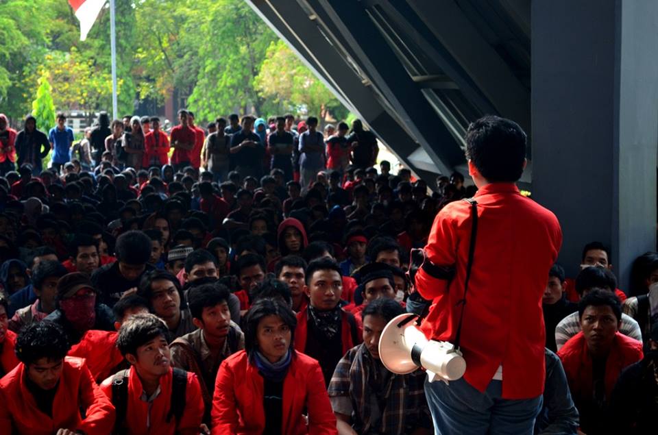 HMSFTUH's tweet photo. Ketua Senat Mahasiswa Fakultas Teknik Unhas, saat aksi demo WR 3 didepan ratusan massa kawan" se-Unhas..
@anak_unhas http://t.co/bV3Kqza4k3
