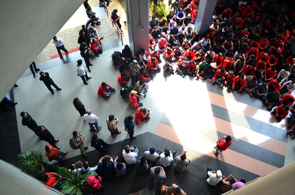 HMSFTUH's tweet photo. Ketua Senat Mahasiswa Fakultas Teknik Unhas, saat aksi demo WR 3 didepan ratusan massa kawan" se-Unhas..
@anak_unhas http://t.co/bV3Kqza4k3