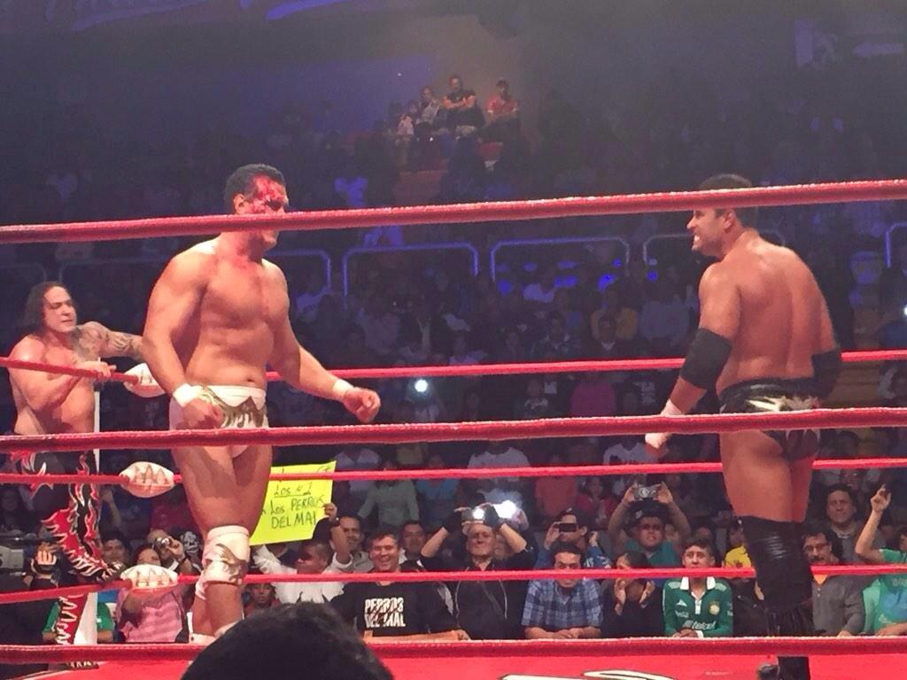 PrideOfMexico's tweet photo. @ElTexanoJr nadie me había lastimado así en 15 ańos de carrera... Mi venganza vendrá al triple #GuerraDeTitanes http://t.co/dNm5LLyKoi