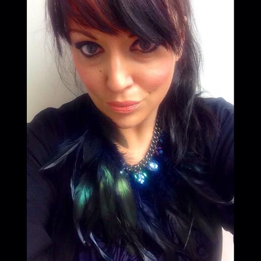 leannggraham's tweet photo. #feathers #selfie http://t.co/2S4yELuZHl