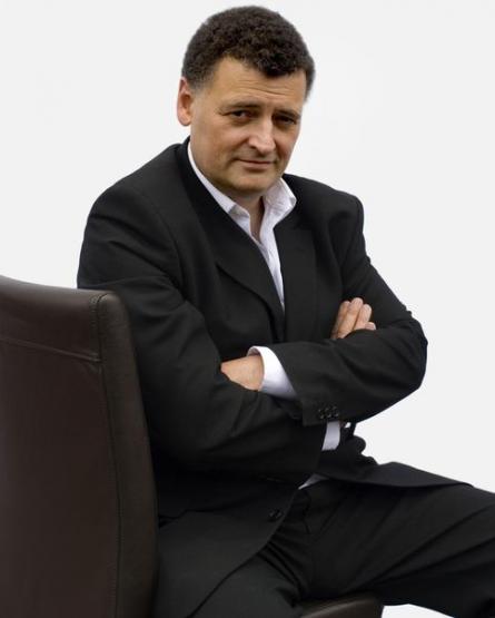 Le deseamos un Feliz Cumpleaños al protagonista de nuestras pesadillas.
Happy Birthday Steven Moffat! 