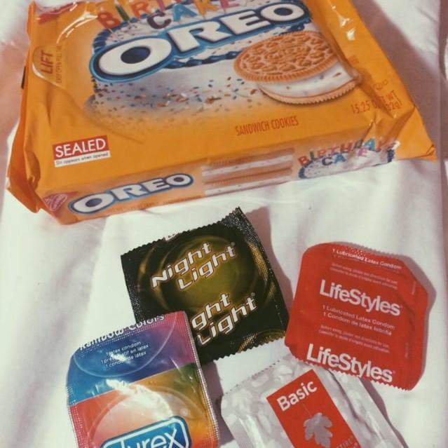 ArabellaPCA's tweet photo. Loll 
I got Oreos and Condoms. http://t.co/tX8XQHpInD