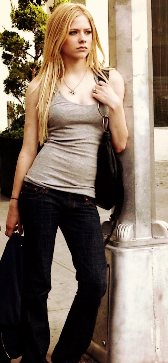 OnlyAr94's tweet photo. Paparazzi pic or pic from photoshoot? The world may never know. #ActualmodelAvril #casuallyposing http://t.co/wVkhOhnzn9