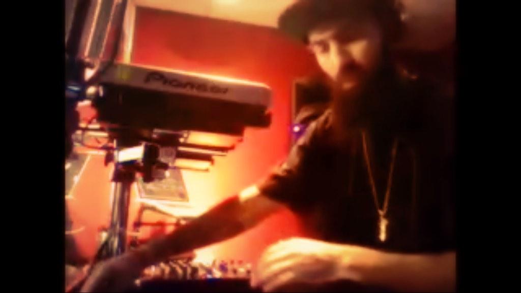 OfficialMuzzeek's tweet photo. My #BrazilianKing @DJEntice is about to #TurnUp on that #DriveAt5 on @99JAMZWEDR‼️D/L that #DjEnticeApp watch #LIVE 😘 http://t.co/0pRIqaD1Im