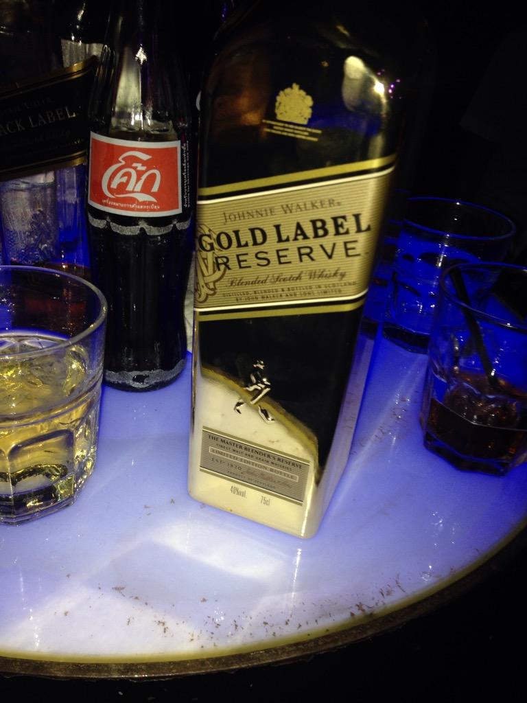 allg8ds's tweet photo. #walking with #johnny #GoldLabel http://t.co/OHUm4CKtkQ