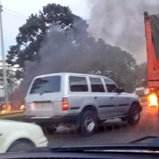 ValenciaLaCalle's tweet photo. RT @GranValencia: Protesta en Naguanagua, a la altura de Daka. Bloqueado el paso con cauchos quemados (5:50 pm). http://t.co/UdR9rOZWzt