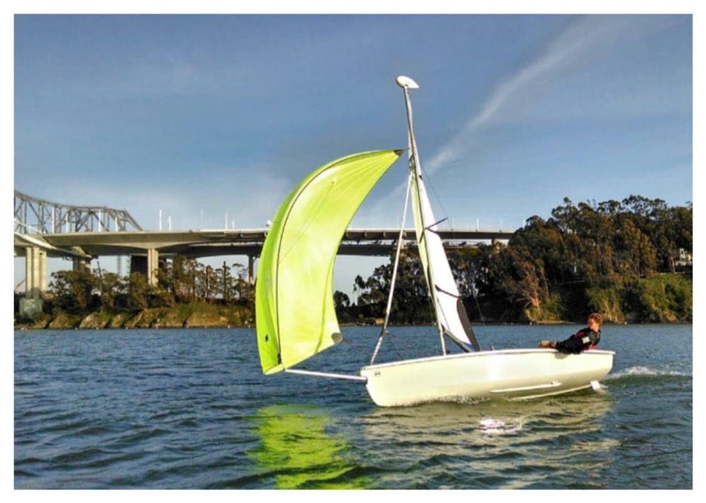 TIsailingcenter's tweet photo. This is another adult dinghy class in a Venture flying downwind. These boats really move! #TISC http://t.co/7cokNbTU95