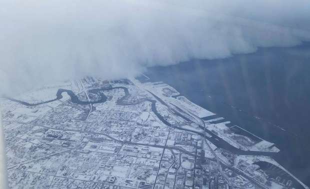 MaulerMauler's tweet photo. A towering wall of snow fell on Buffalo today! #LookAtThisPicture #Wow #BuffaloSnow #GladItIsNotUs http://t.co/3loZA104Mk