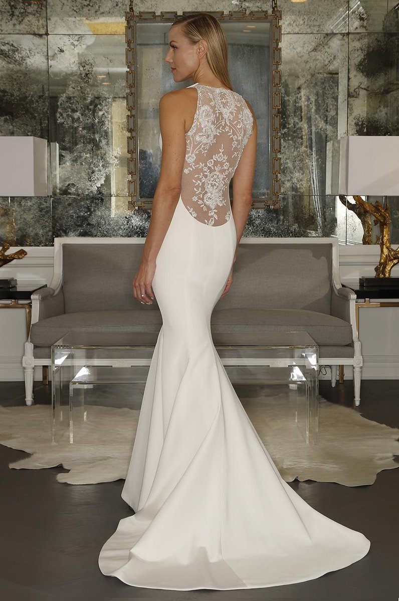 TheRomonaKeveza's tweet photo. Its All In The Details. #glamour #lacebackdress #WeddingDresses #dramaticback #romonakeveza #designerweddingdress http://t.co/vvjLEAsx8S