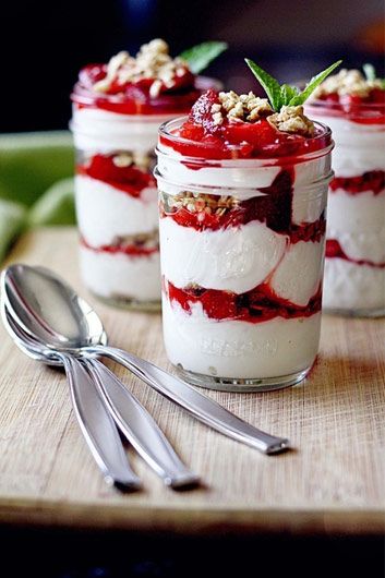 Selamat pagi elevenian! Buat gantiin kopi sesekali cobain deh sarapan yoghurt dicampur buah. Udah enak, sehat lagi :D