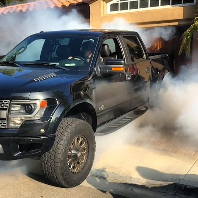 Showing Shane how to burnout! #FordRaptor