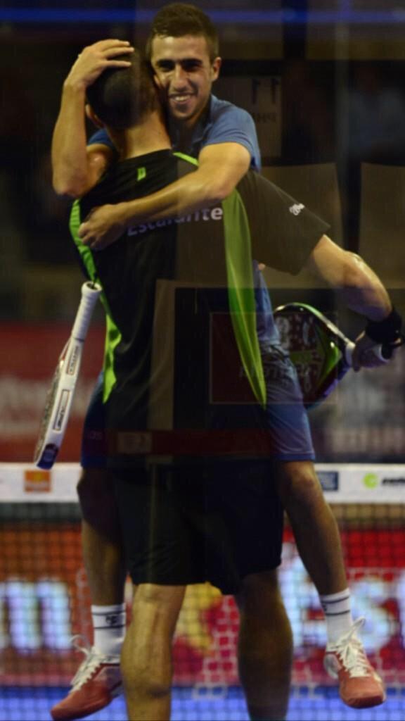 alvarocepero's tweet photo. La foto lo dice todo no?? Felicidad, esa es la palabra. Muchas gracias al mejor publico del mundo!! Mañana mas vamos! http://t.co/dYO6xfw5wf