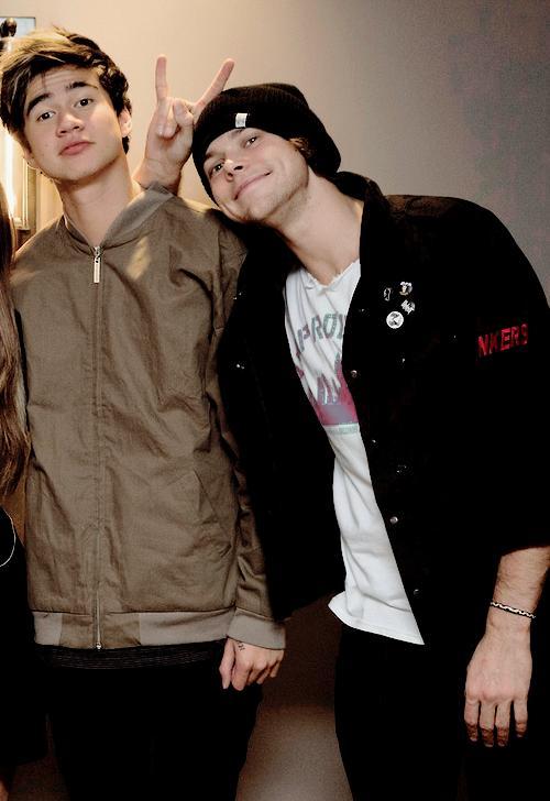 1 rt = 1 vote 
#MTVStars 5 Seconds Of Summer