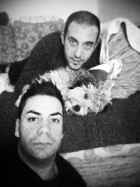 mariju1979's tweet photo. “@ikerkmg: Selfie con @Hugo261987, @ikerkmg y el bebe http://t.co/32uWfLNvAh”  teo está muy guapo en la foto!!!!