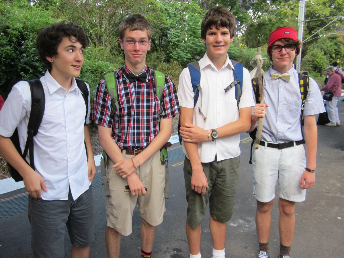 anne42perry's tweet photo. @UrbanChallenge1 Geeky Girls cutting it fine!  Boys showing their true nature! http://t.co/w8Z8qeUmIN