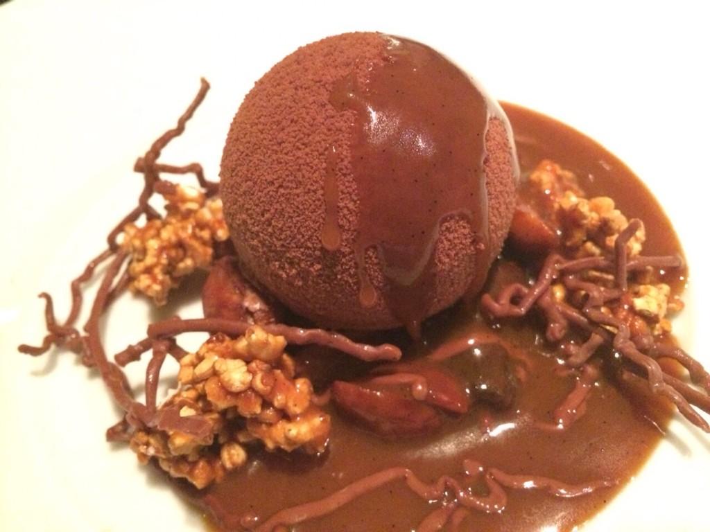 De postre pedí la trufa con salsa de chocolate y nuez. #LeBernardin #NYC