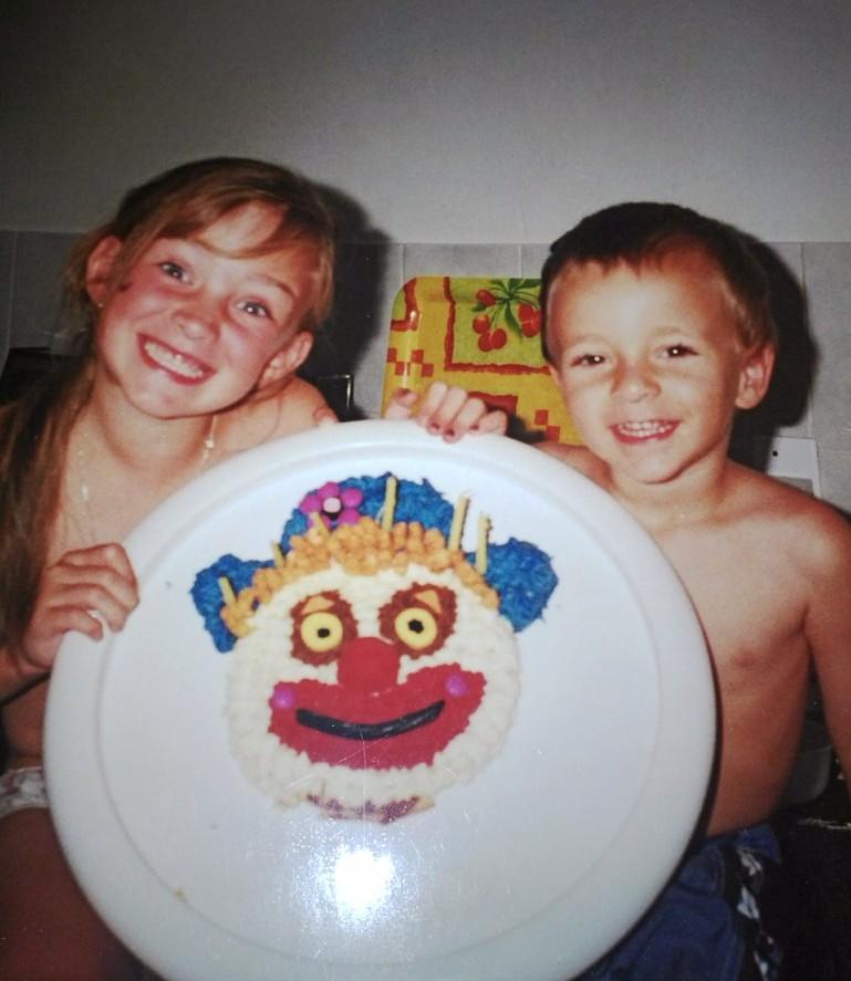 lynedreyer's tweet photo. Ahhh... The young days :) #timeflies #youngOnes #brotherAndSister #clownCake #smilesAllRound #waybackwednesdays http://t.co/oMNDwzOw5F