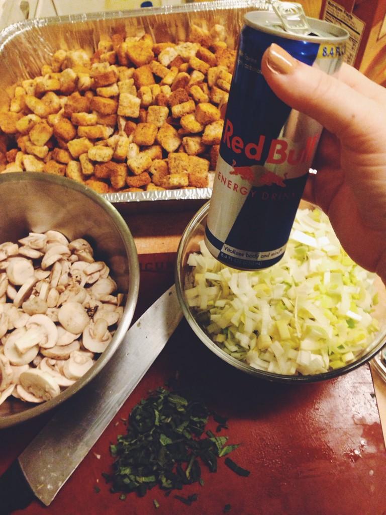 katrinamichele_'s tweet photo. Sometimes you forget you have a midterm and volunteer to make an ungodly amount of stuffing for a party. #fml http://t.co/r4QH5B0JK5
