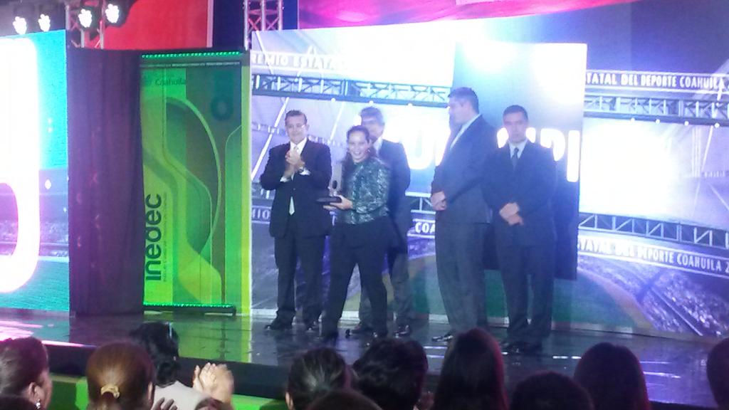 panchontiveros's tweet photo. Recibe el premio @AlinaGarza para el municipio de Torreon como impulsor del dporte en Coah @mrikelme http://t.co/JZnLHUcrsZ
