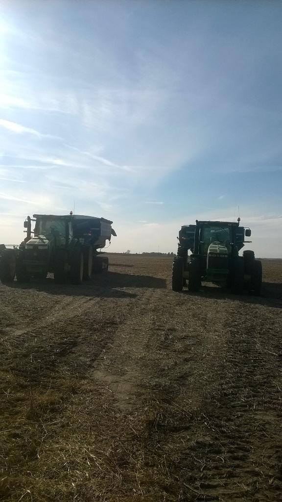 JSeuferling's tweet photo. #TractorTuesday @farmerpicsnew @FarmKidLife #johndeere8225R #1050Kinzegraincart  #johndeere8310R #1050kinzegraincart http://t.co/YcGGPd4Lya