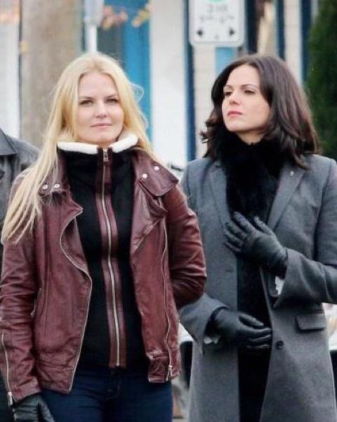 Http_migss's tweet image. Lana: Jen has amazing hair
Jen: She's checking me out again isn't she?