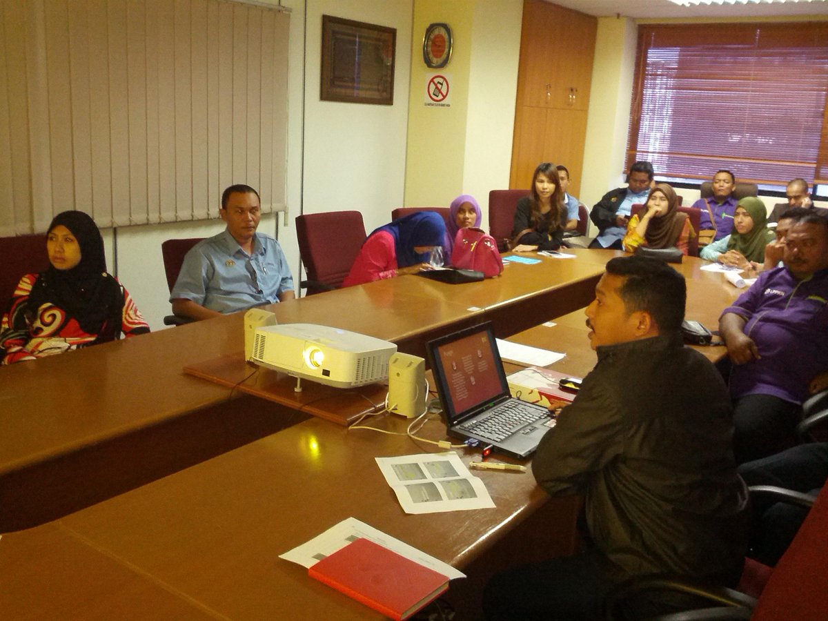 lppkn_psm's tweet photo. taklimat dr Bhgn Kependudukan kpd semua peserta orientasi @LPPKN @lppkn_pop http://t.co/qAbw9YLJL8